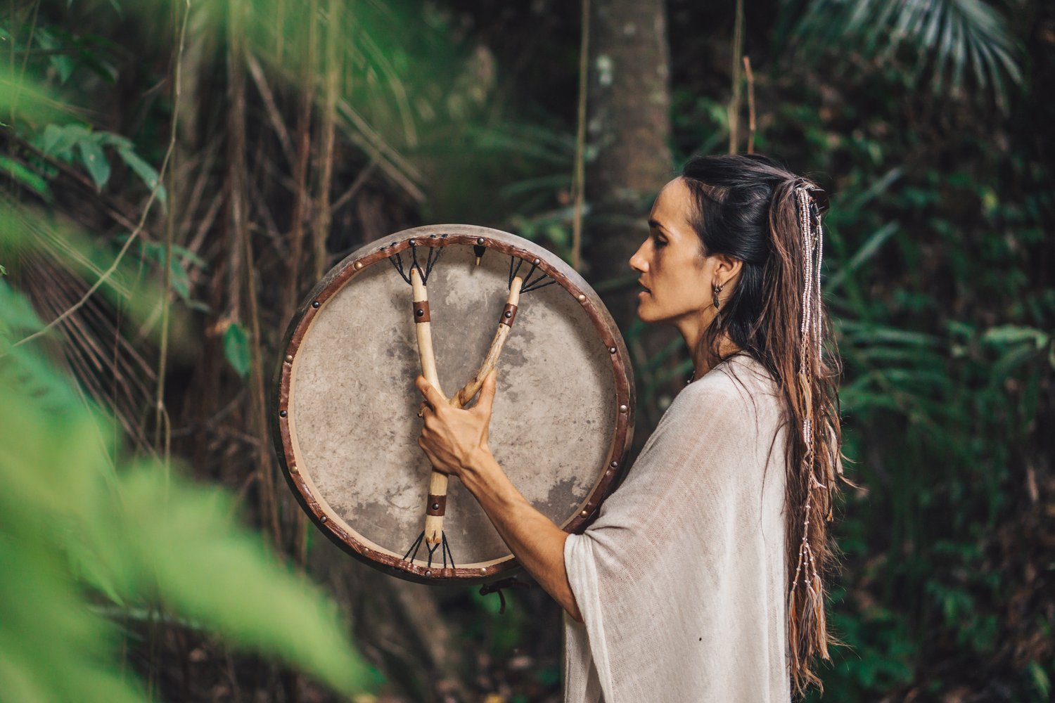 Pao Pamaki playing handpan in the jungle