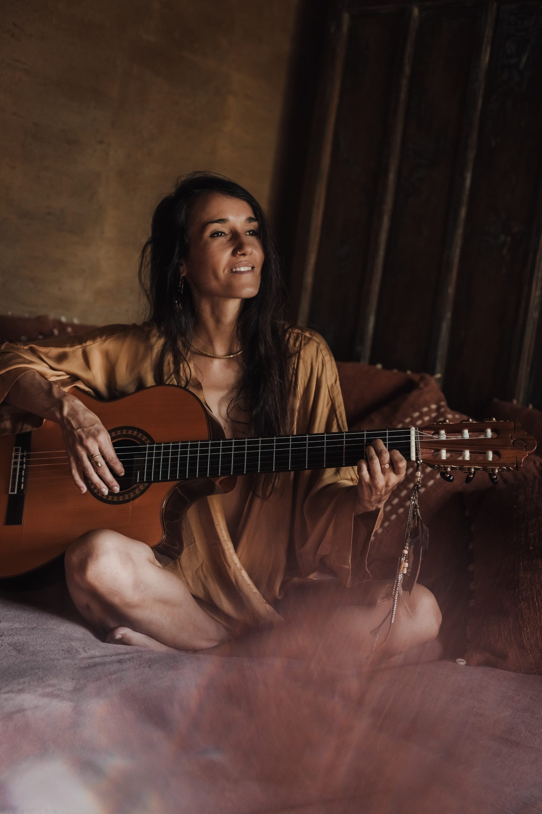 Pao Pamaki playing classical guitar